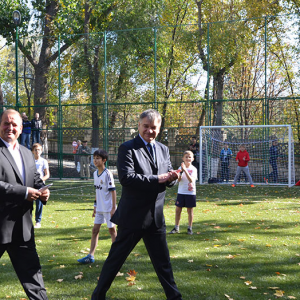 Pe 14 octombrie 2015, în oraşul Codru, municipiul Chişinău, a fost amenajat un nou mini-teren de fotbal cu acoperire artificială instalat în cadrul programului Federaţiei Moldoveneşti de Fotbal, “Toţi împreună”.